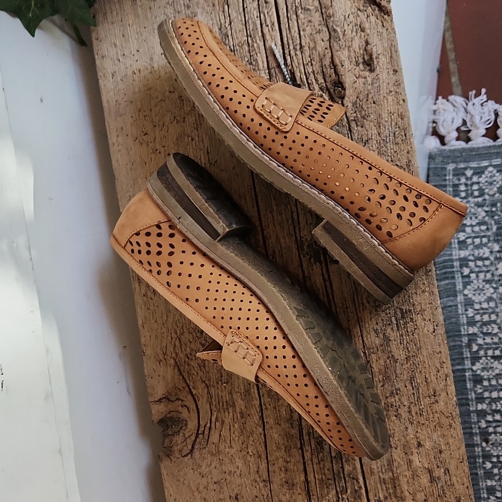 ☆NEW☆ Earth Women's Perforated Brown Loafers - Picture 3 of 4